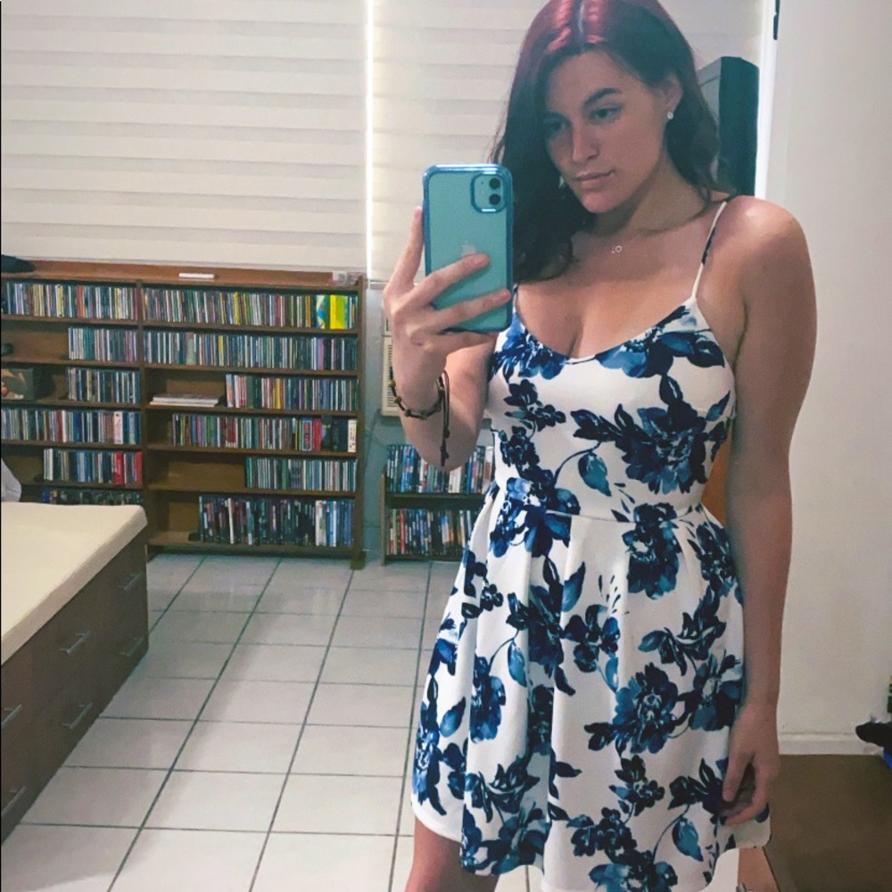 White dress with beautiful blue floral print in L 💙🤍